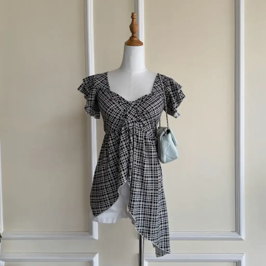 3.29241 BMO SS25-41 PATTERNED FLOUNCY TOP (BLACK, S)