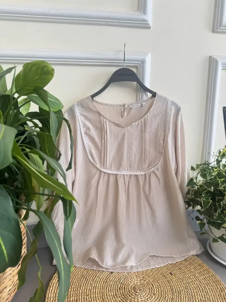 3.30026 HB SS25-229 LACE YOKE TOP (BEIGE, S)
