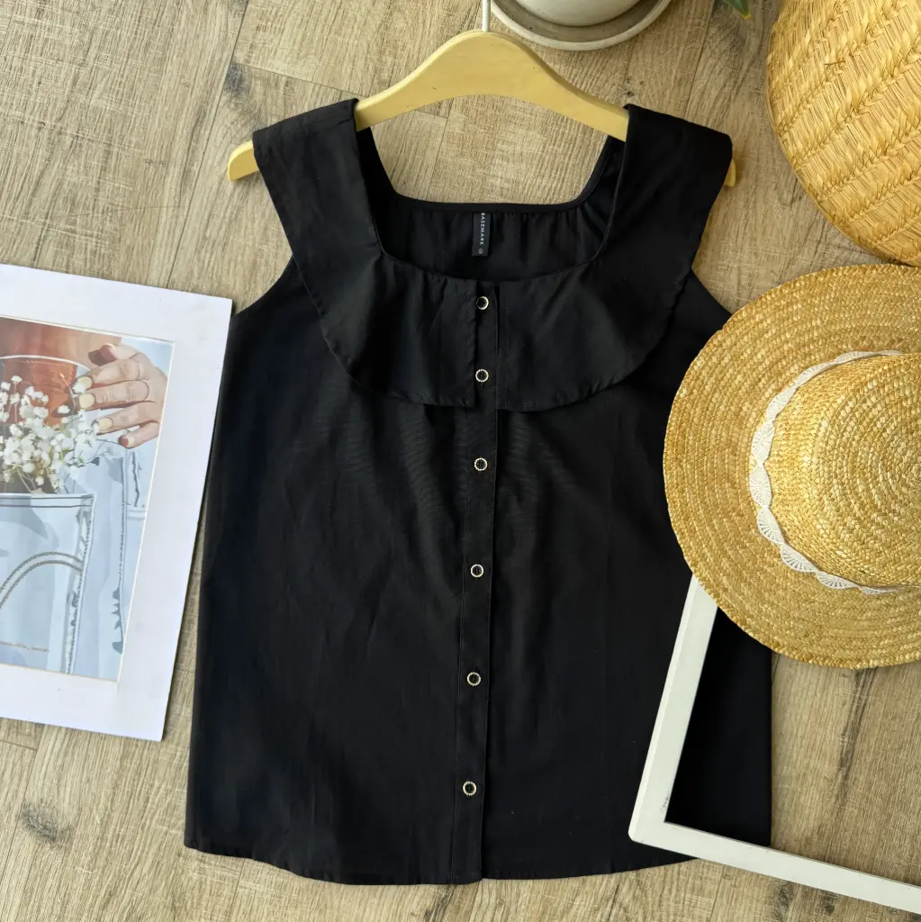 3.40940 HB SS25-439 RUFFLE DOWN BUTTON TOP (BLACK, M)
