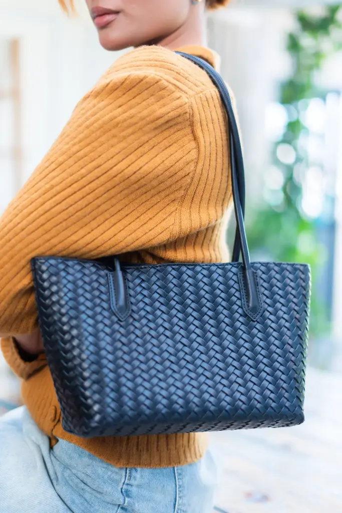 3.44499 TF70232 HAND BAG (BLACK)
