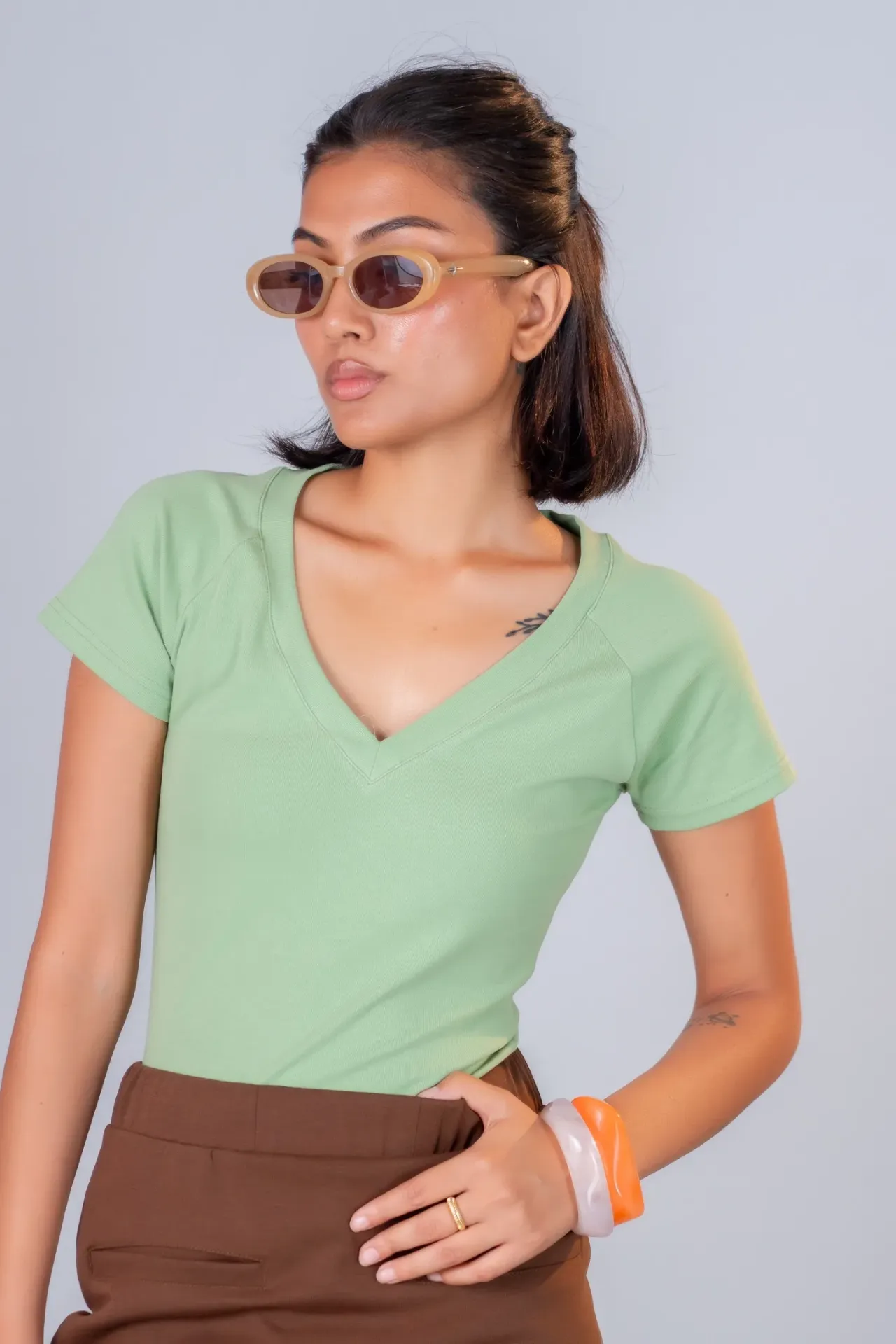 HB SS26-124 SOLID V NECK TEE